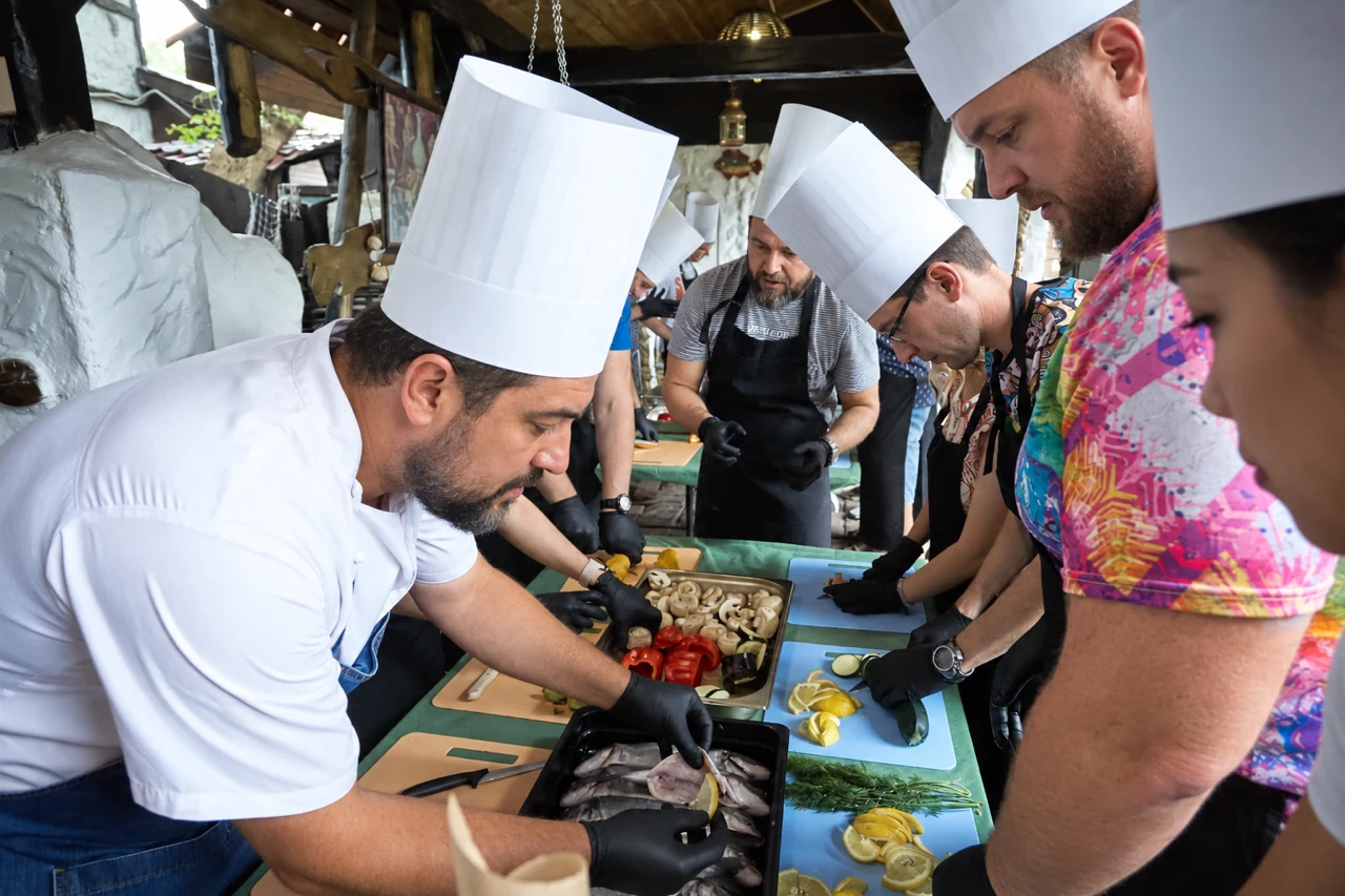 Команда нарезает продукты за общим столом.
